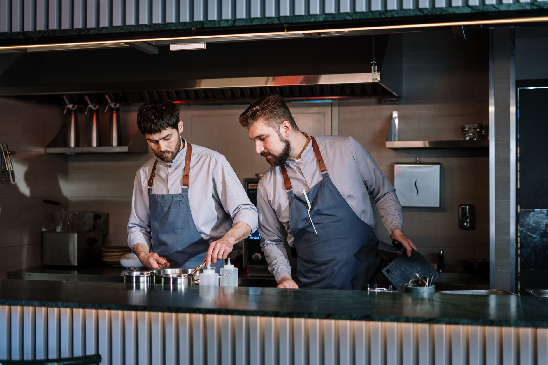 Chef en la cocina de un restaurante evaluado por mystery diner