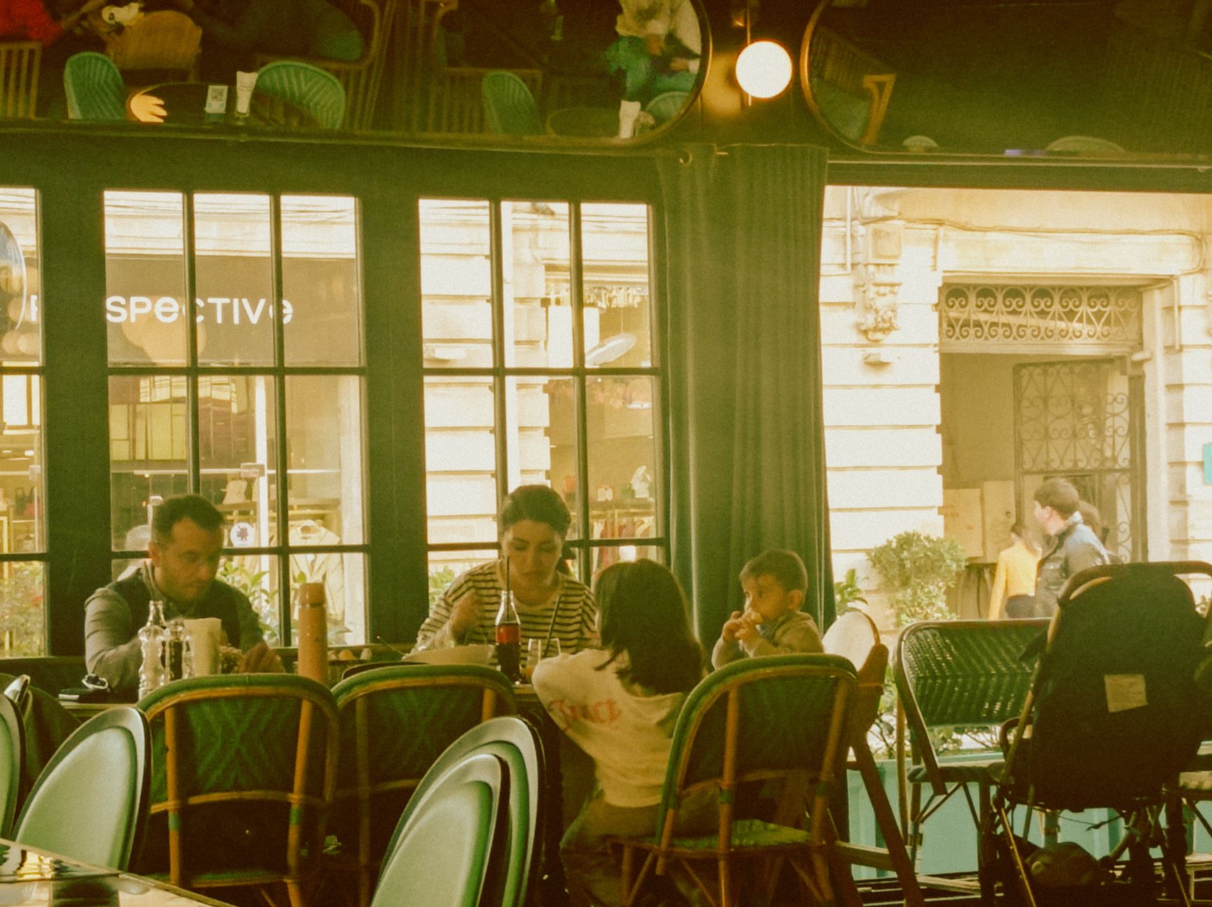 Familia con niños comiendo en un restaurante durante una auditoría mystery diner