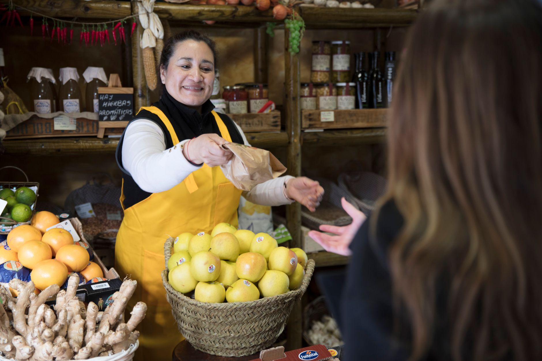Empleado de tienda atendiendo a un cliente en un comercio de Vigo