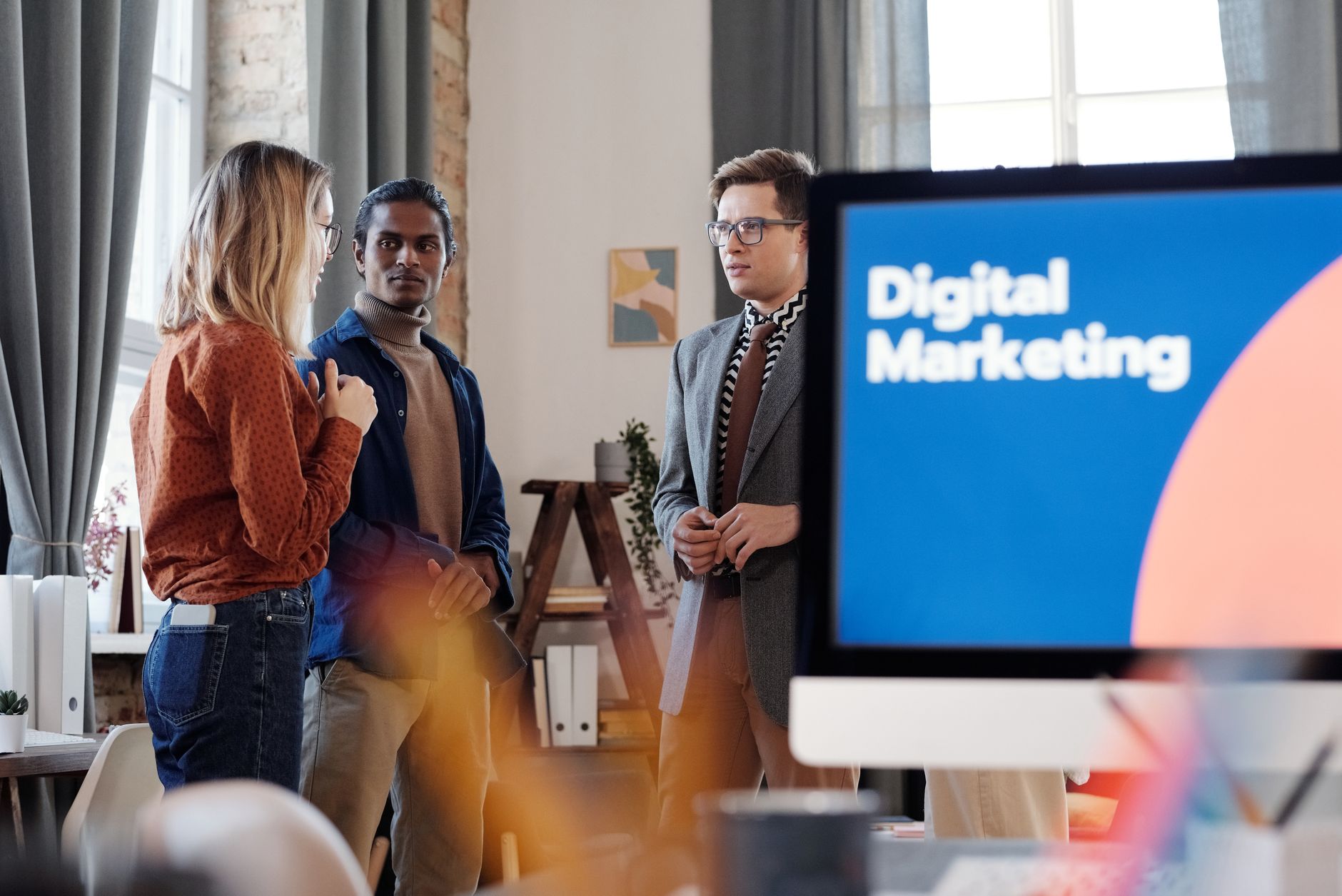Equipo de marketing digital trabajando en estrategia de crecimiento y análisis