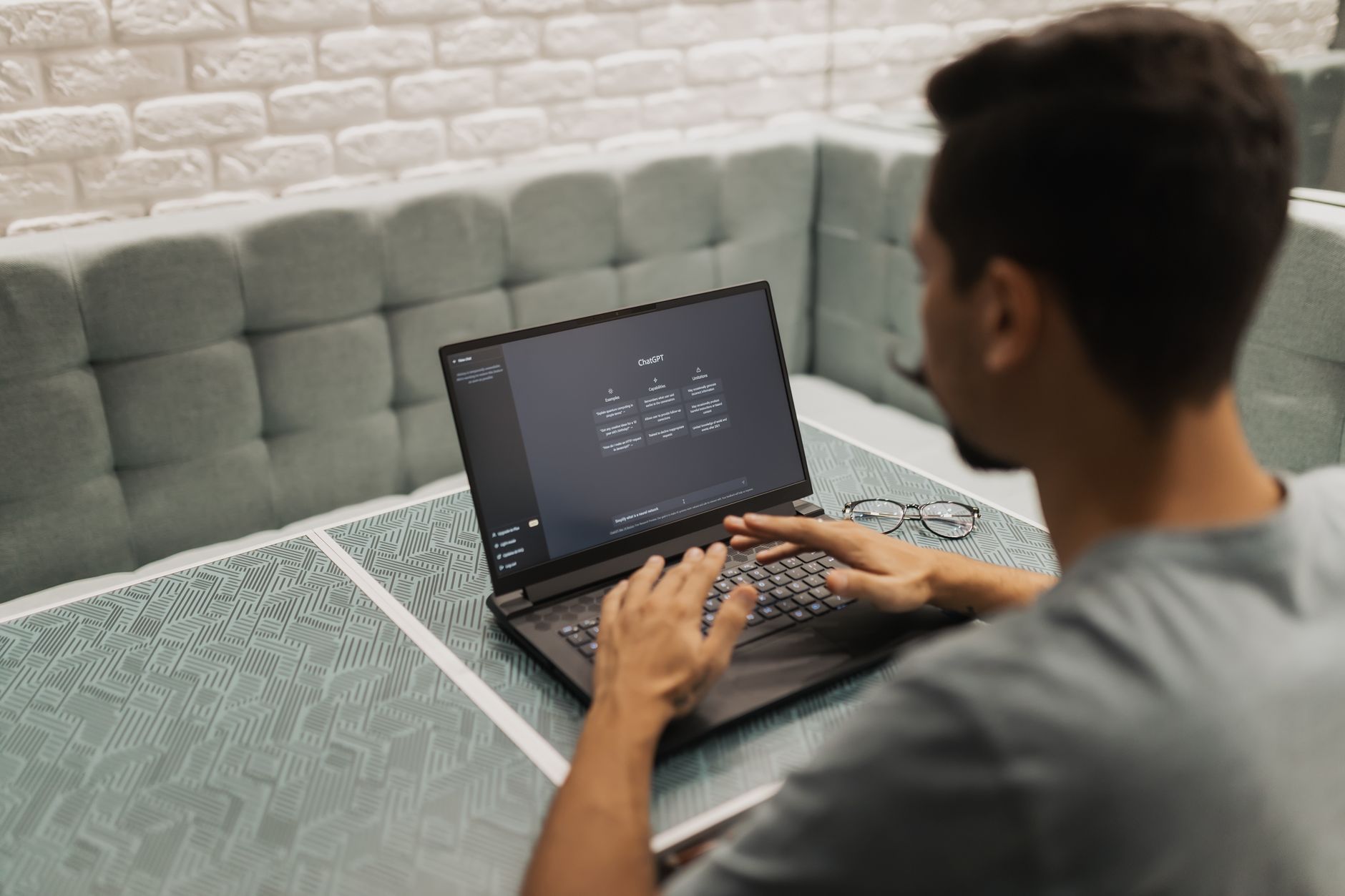 KI-Schreibtool im Einsatz auf einem Laptop-Bildschirm