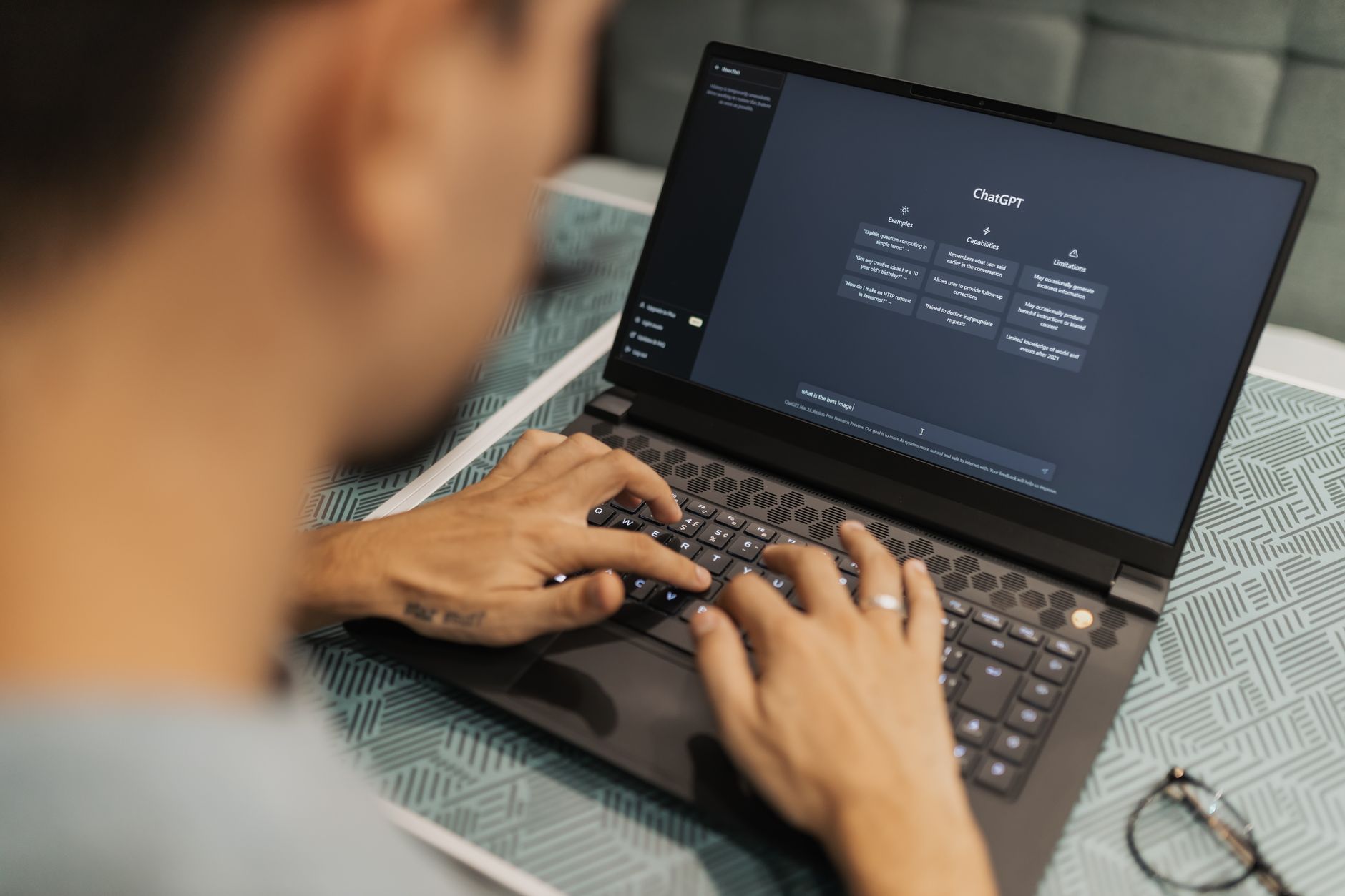 Person arbeitet mit KI-gestützter Textgenerierung am Computer