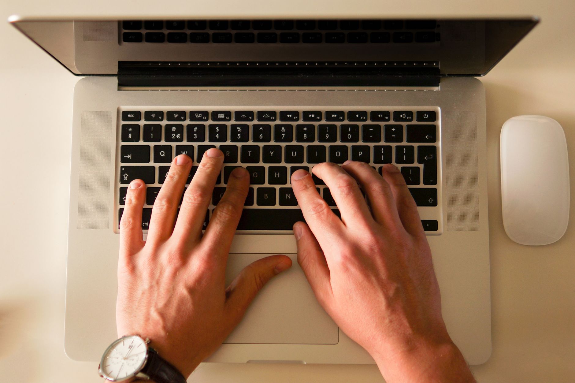 Content-Redakteur arbeitet am Outreach fuer Linkbuilding