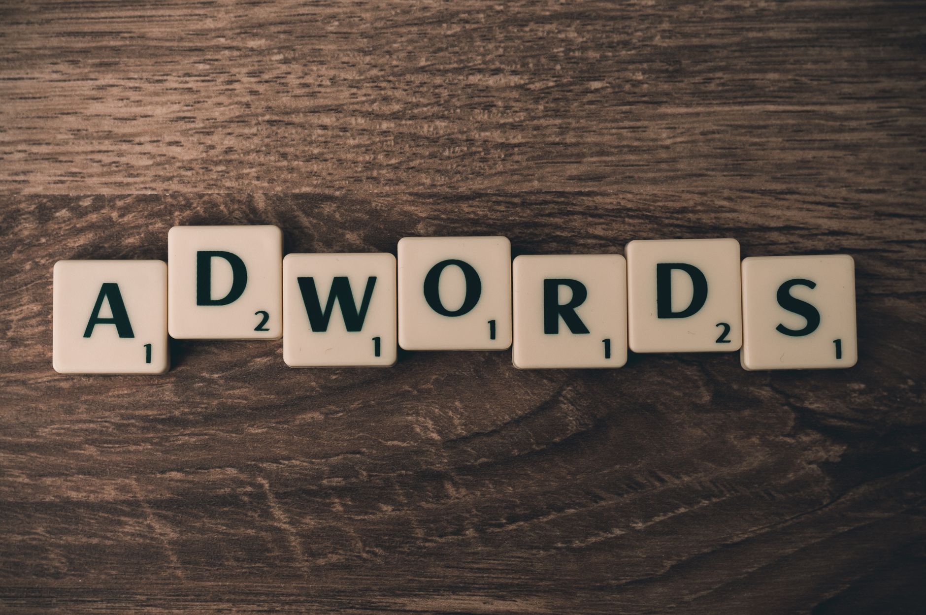 Le mot AdWords compose avec des lettres en bois, symbole de la publicite et du SEO