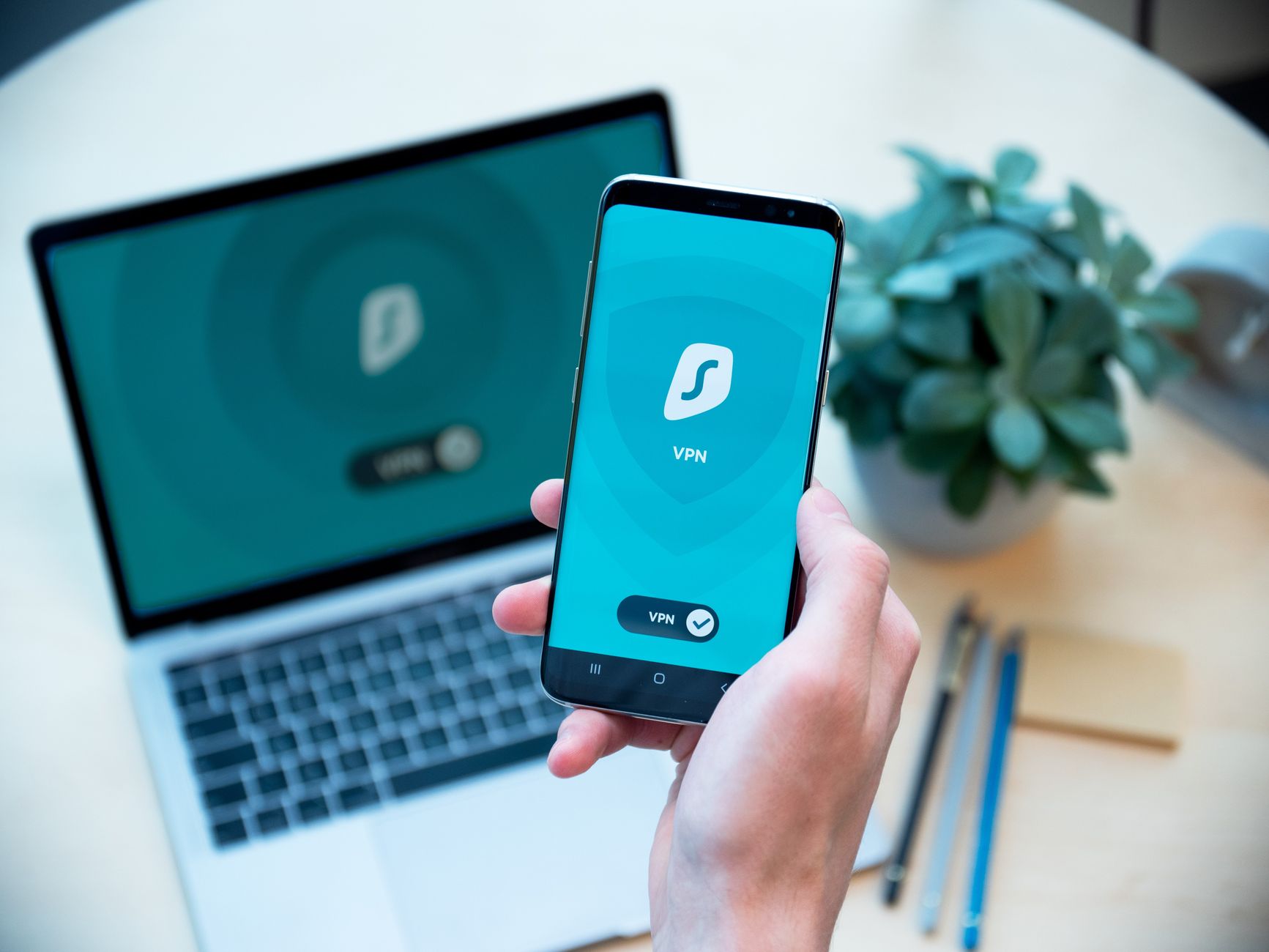 Escudo digital de ciberseguridad representando la proteccion de una VPN