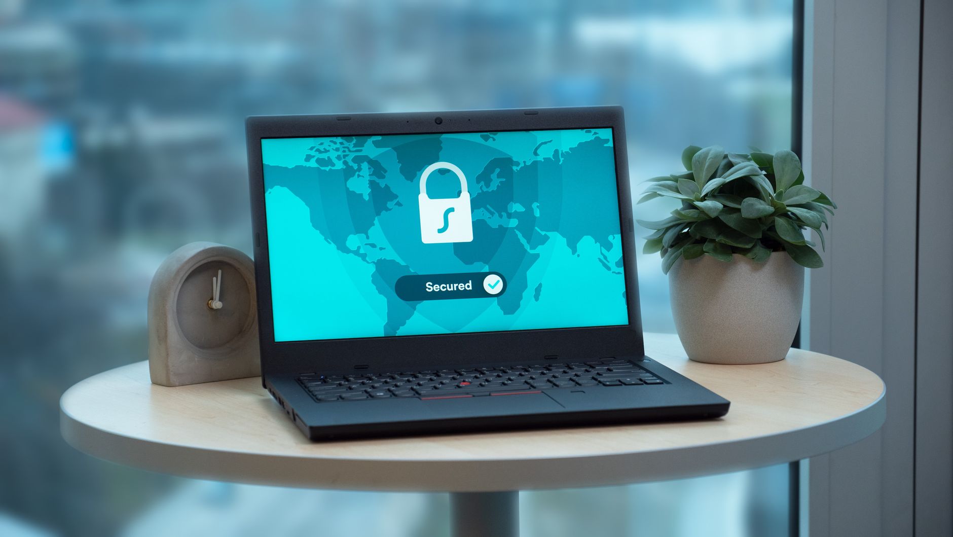 Portatil con pantalla de seguridad y candado representando una conexion VPN privada