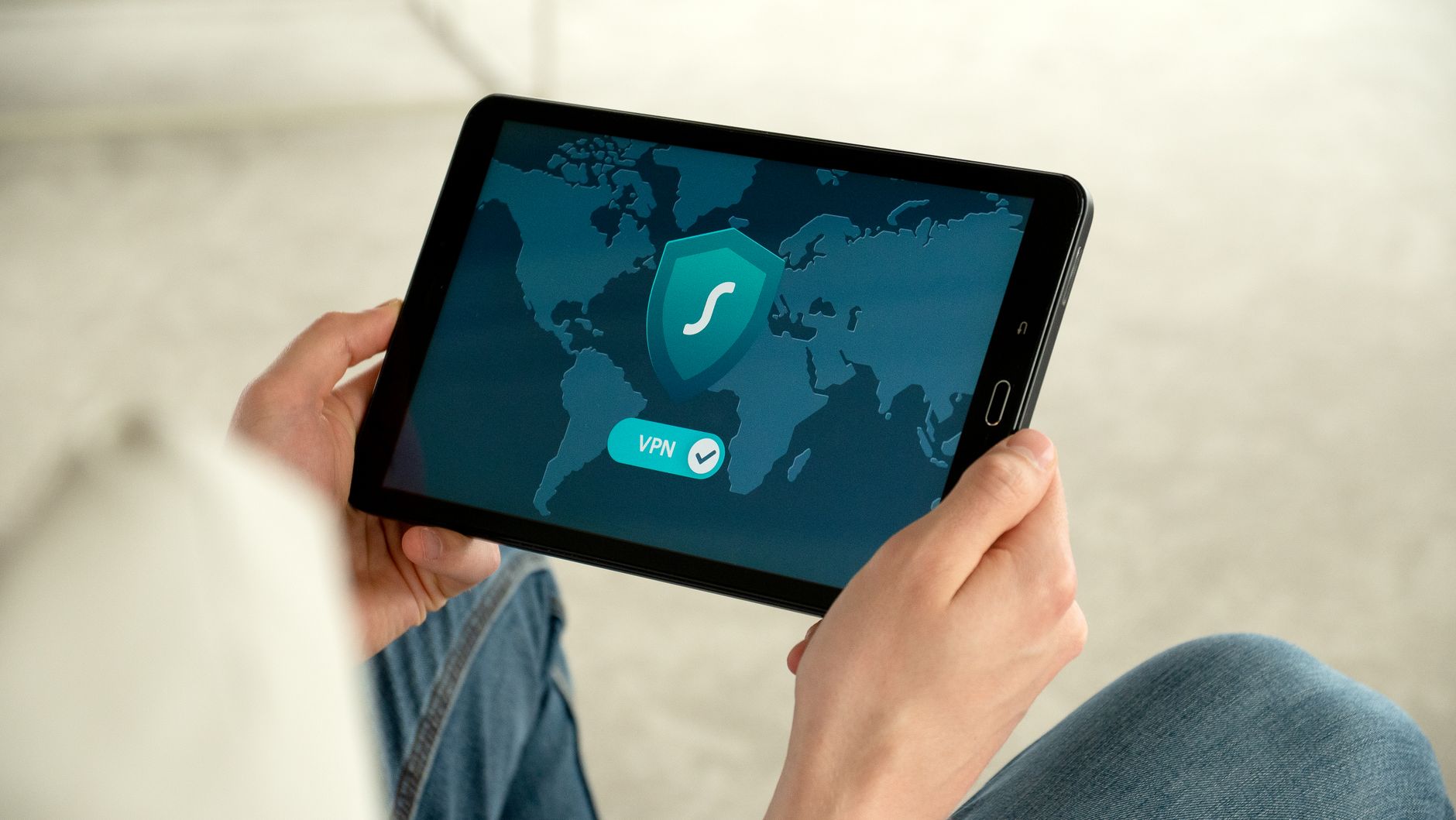 Comparativa VPN gratis vs VPN de pago en 2026 — seguridad y privacidad